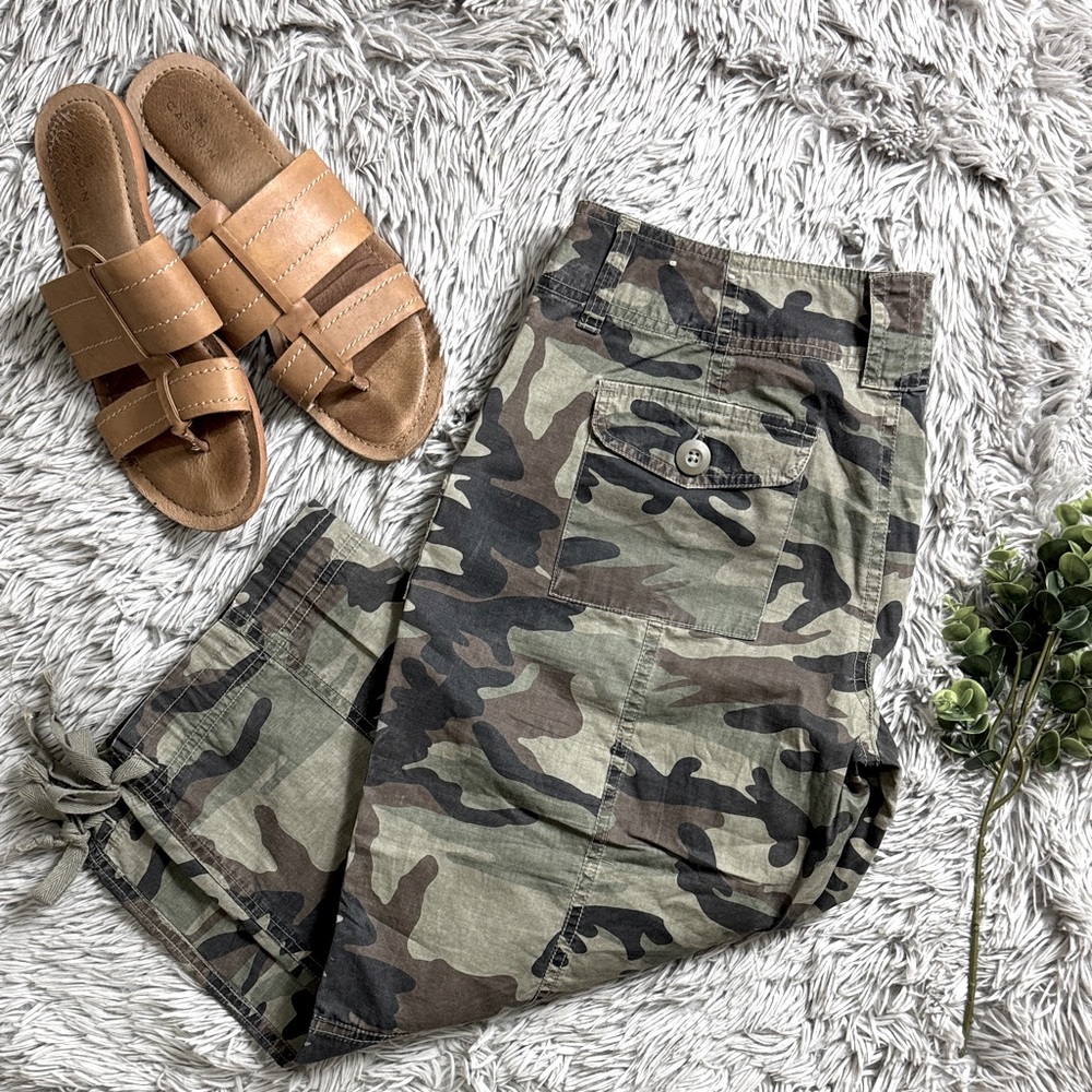 SO wear it declare it Camouflage Patterned cropped cargo Pants size 9